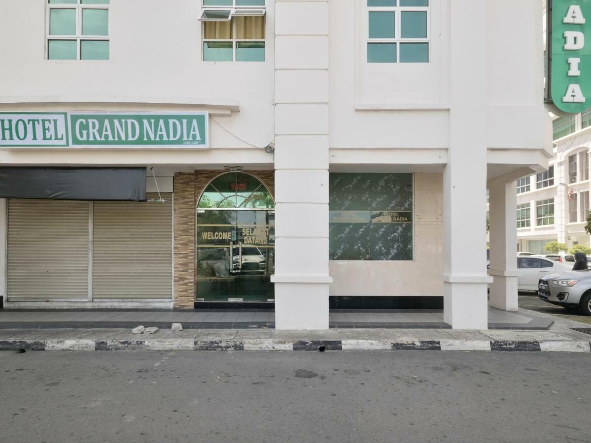 Oyo 892 Hotel Grand Nadia Лабуан Екстериор снимка
