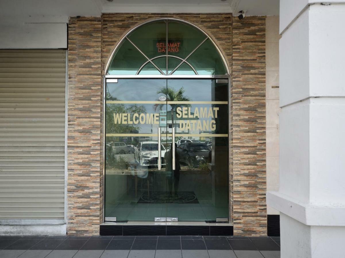 Oyo 892 Hotel Grand Nadia Лабуан Екстериор снимка
